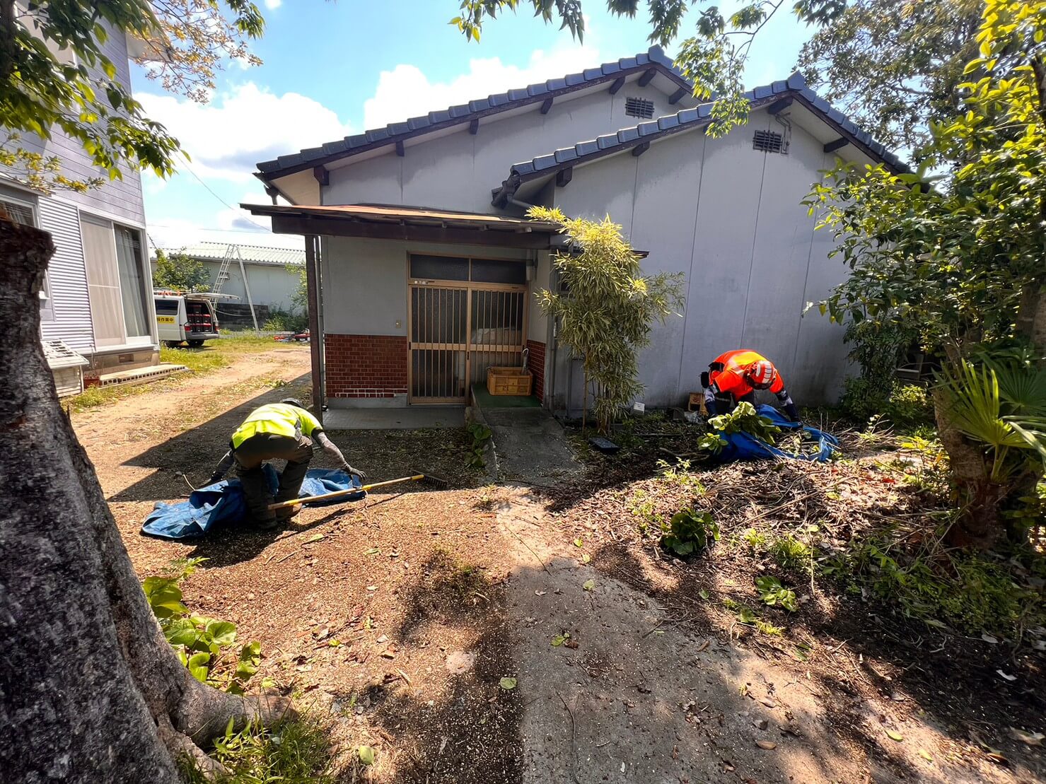 今回切った枝葉の搬出はなく現場に残置とのご依頼でしたので綺麗に捌きながら片付けを行っています。